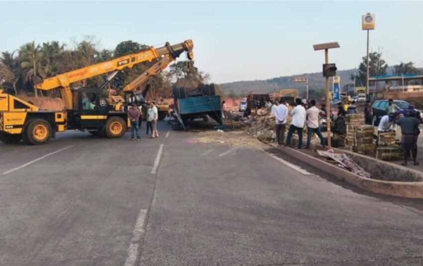  हातखंबा येथे आंब्याने भरलेला ट्रक पलटी; चालक सुखरूप