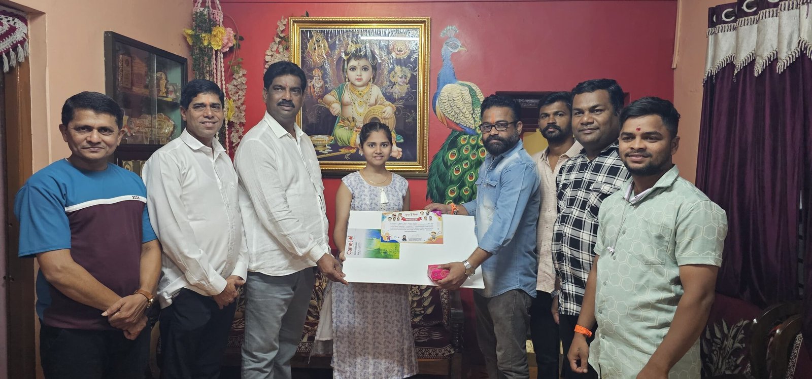 चित्रकला स्पर्धेत प्रथम क्रमांक मिळवणाऱ्या वेदा पाडावेचा ठाकरे युवासेनेकडून गौरव