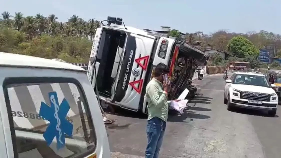 जगबुडी पुलाजवळ रसायनाचा टँकर उलटला