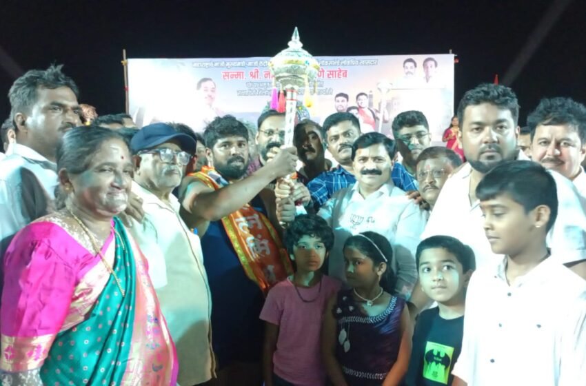  रत्नागिरीच्या मांडवीत कुस्तीचा जंगी आखाडा; ‘रत्नसिंधू केसरी’चा मानपट्टा मारुती बिर्जेंच्या खांद्यावर.