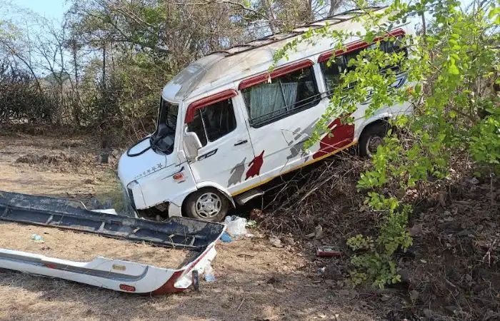 पर्यटकांची टेम्पो ट्रॅव्हलर दरीत कोसळली