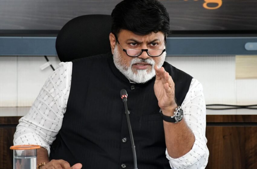  ग्रामसेवकांनी गरीब गरजूंना पाणी दिले पाहीजे – ना. सामंत