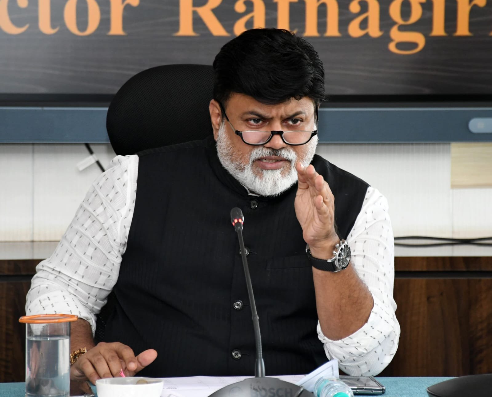 ग्रामसेवकांनी गरीब गरजूंना पाणी दिले पाहीजे – ना. सामंत