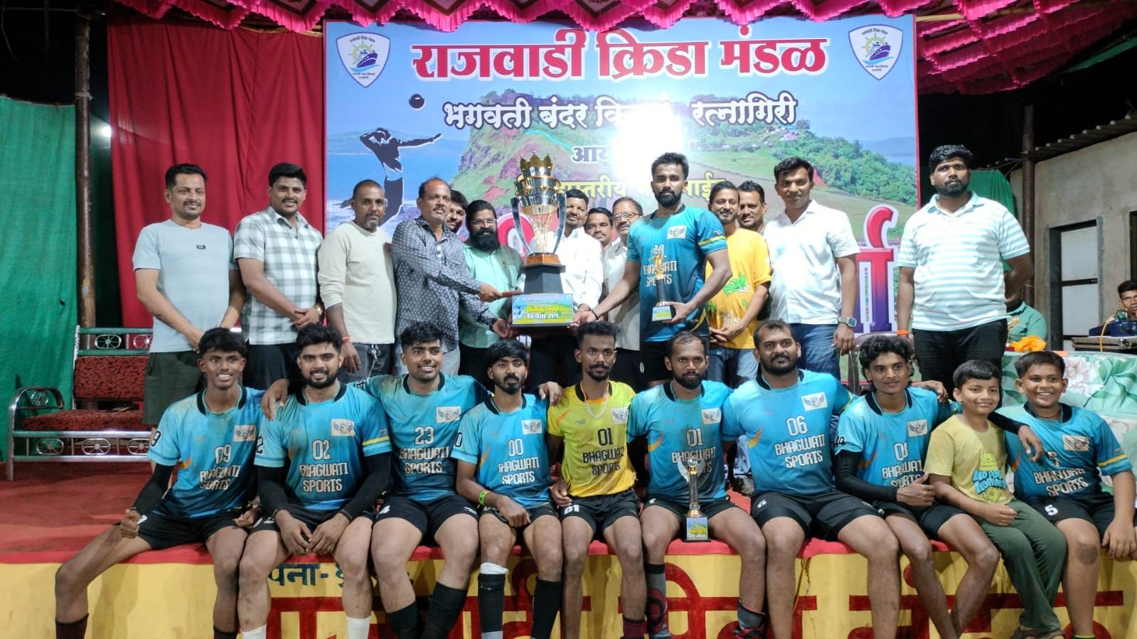 रत्नागिरीत भव्य नाईट व्हॉलीबॉल स्पर्धेचा जल्लोषात समारोप; भगवती स्पोर्ट्स किल्ला विजेता