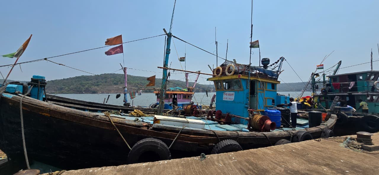 हर्णे समुद्रकिनारी तस्करीच्या डिझेलची विक्री;कस्टम विभागाची धडक कारवाई,