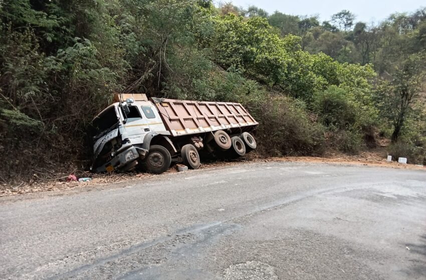  साखरपा–देवरुख मार्गावर ट्रकचा अपघात; चालक जखमी