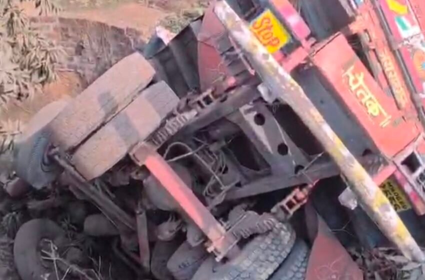  हातखंबा येथे भीषण अपघात; चार वाहनांना धडक देऊन स्टीलने भरलेला ट्रक विहिरीत कोसळला