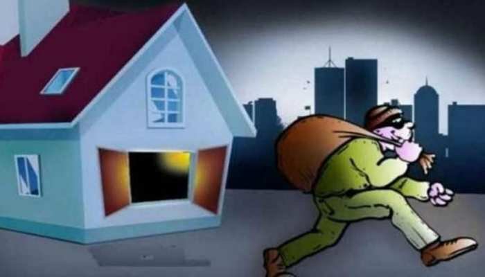 रूम पाहण्याच्या बहाण्याने हॉटेलचे ग्राहक नोंदणी रजिस्टर चोरून चोरटे पसार