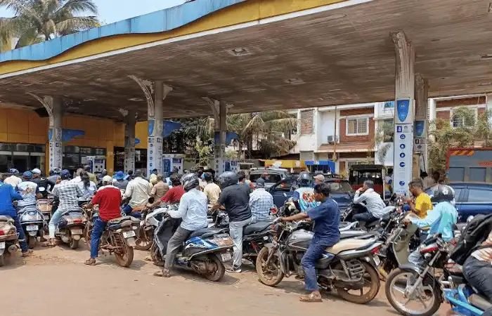दापोलीत पेट्रोल पंपावर वाहनांच्या रांगा