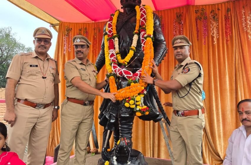  छत्रपती संभाजी महाराज जयंतीनिमित्त संगमेश्वर-कसबा येथे रत्नागिरी पोलीस दलाच्या बँड पथकाद्वारे मानवंदना