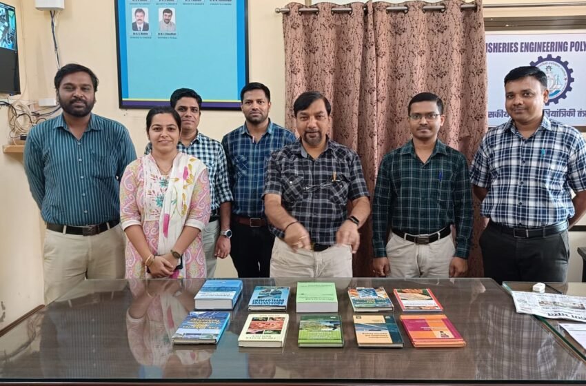  आसमंत फाउंडेशनकडून मत्स्य अभियांत्रिकी तंत्रनिकेतनच्या ग्रंथालयास मत्स्यविषयक पुस्तकांची भेट