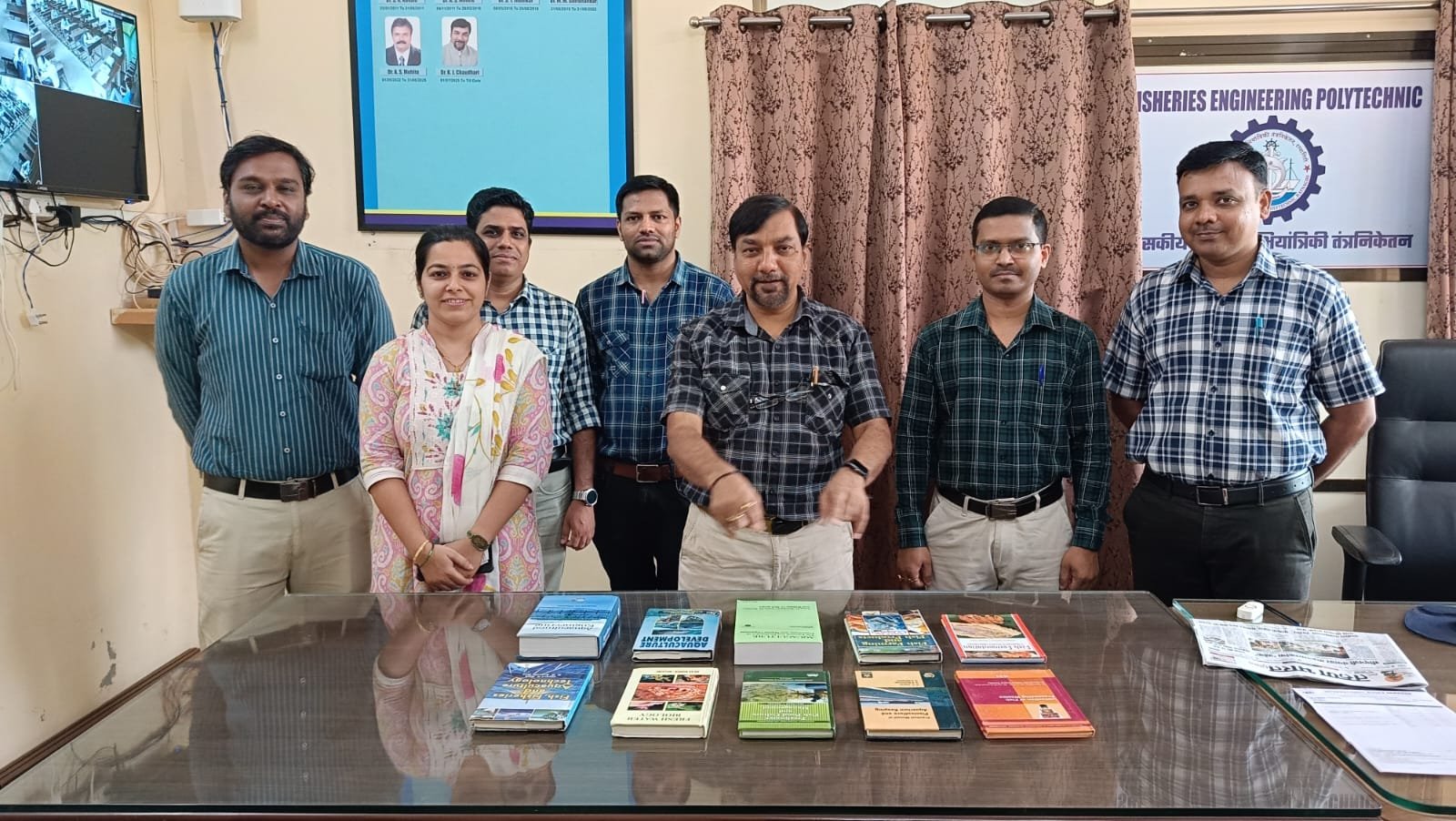 आसमंत फाउंडेशनकडून मत्स्य अभियांत्रिकी तंत्रनिकेतनच्या ग्रंथालयास मत्स्यविषयक पुस्तकांची भेट