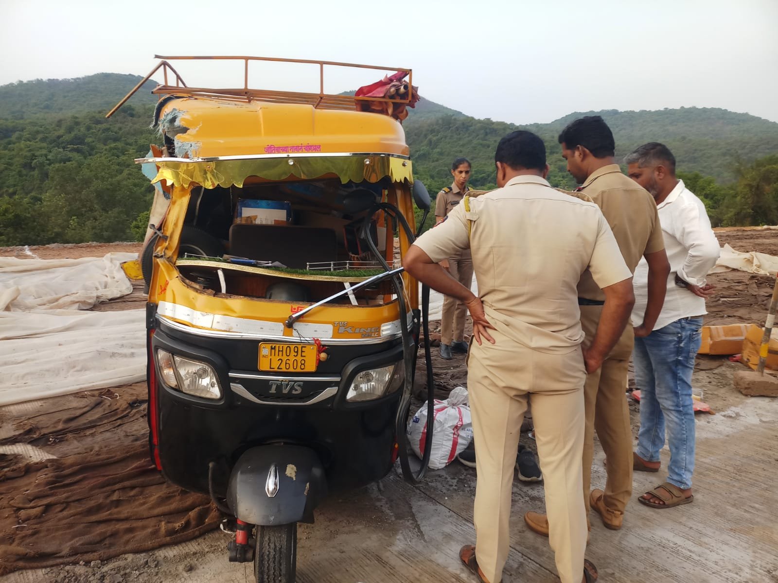 आंबा घाटात रिक्षाचा भीषण अपघात