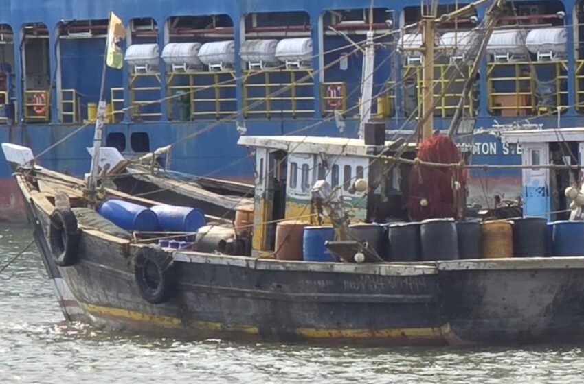  जयगड खाडीत मध्यरात्री ५,५०० लीटर बेकायदेशीर डिझेलसह नौका जप्त