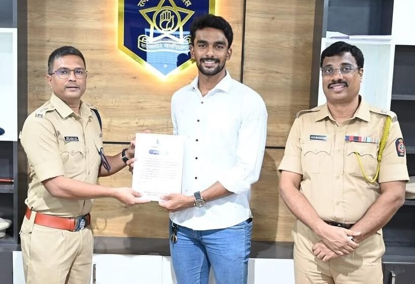  जीव धोक्यात घालून महिलेला वाचवणाऱ्या करण मिलकेचा पोलिस अधीक्षकांडून विशेष सन्मान