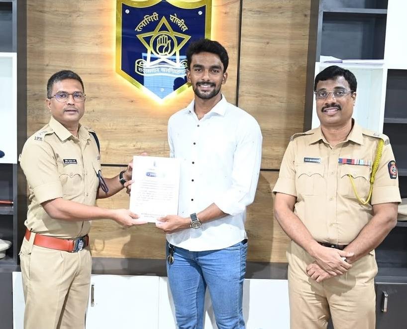 जीव धोक्यात घालून महिलेला वाचवणाऱ्या करण मिलकेचा पोलिस अधीक्षकांडून विशेष सन्मान