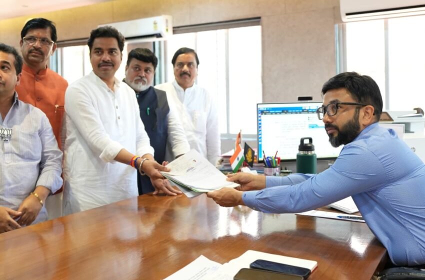 महायुतीचे उमेदवार अनिकेत तटकरे यांचा शक्तीप्रदर्शनाने उमेदवारी अर्ज दाखल