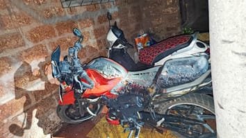 रत्नागिरीत मध्यरात्री कारला भीषण आग; शेजारी उभी असलेली दुचाकीही जळून खाक