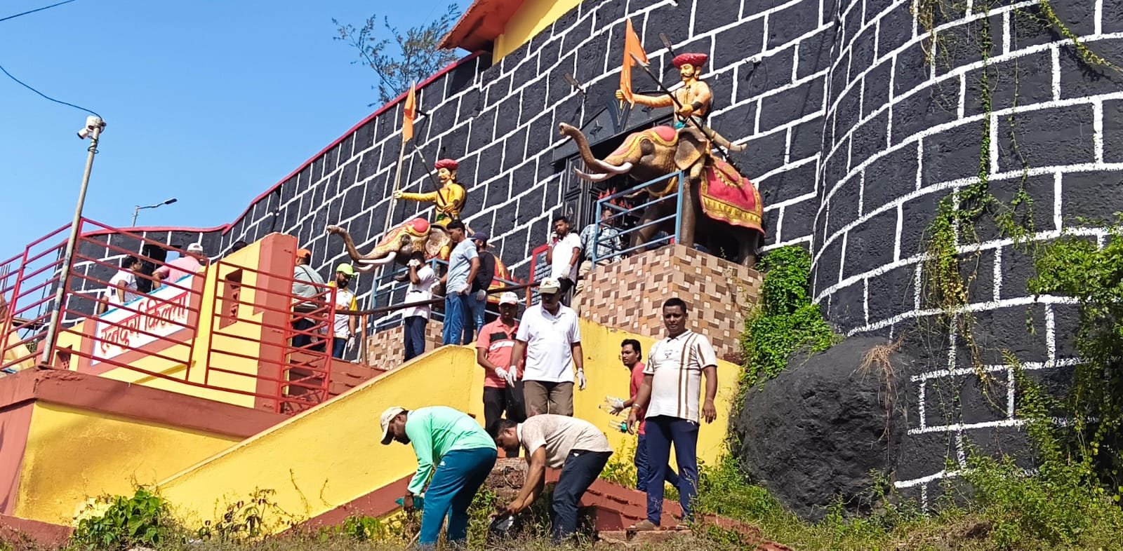 शिवराज्याभिषेक सोहळ्याचे औचित्य: रत्नदुर्ग किल्ला व भगवती मंदिर परिसरात भाजपने राबविली स्वच्छता मोहीम,
