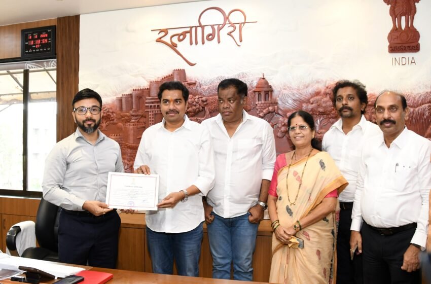 अनिकेत तटकरे यांच्या बिनविरोध निवडीचे मनूज जिंदल यांच्या हस्ते प्रमाणपत्र प्रदान