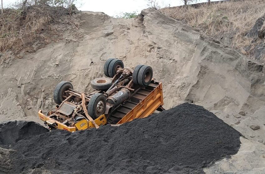  खेड येथे डंपर दरीत कोसळून चालकाचा मृत्यू