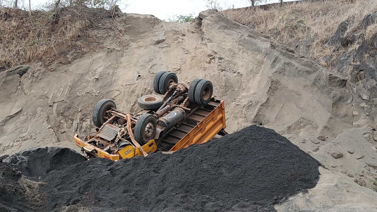 खेड येथे डंपर दरीत कोसळून चालकाचा मृत्यू