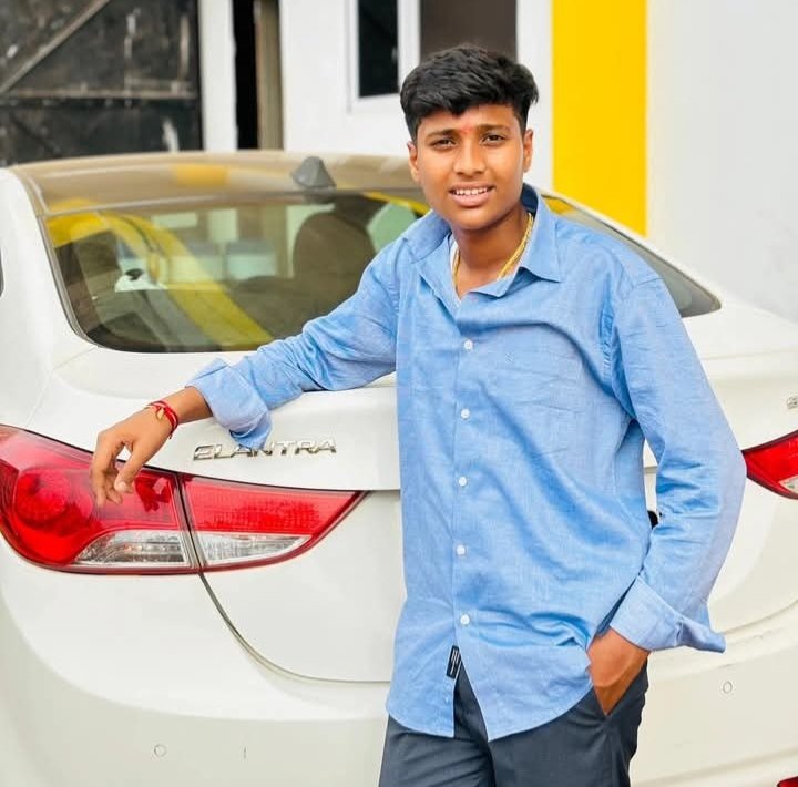 चालू लाईनवर बल्ब बदलणे बेतले जीवावर