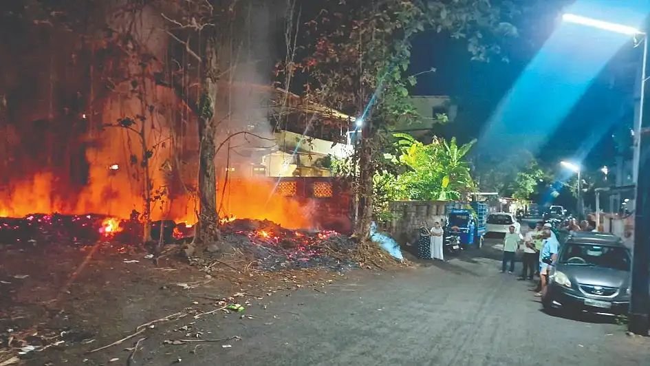 खेड डाग बंगला परिसरात मध्यरात्री वणवा