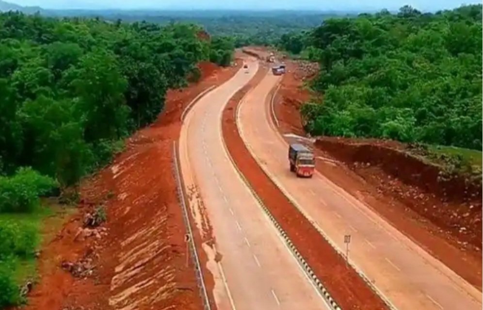 महामार्गाच्या मोऱ्या अजूनही गाळाने भरलेल्या!