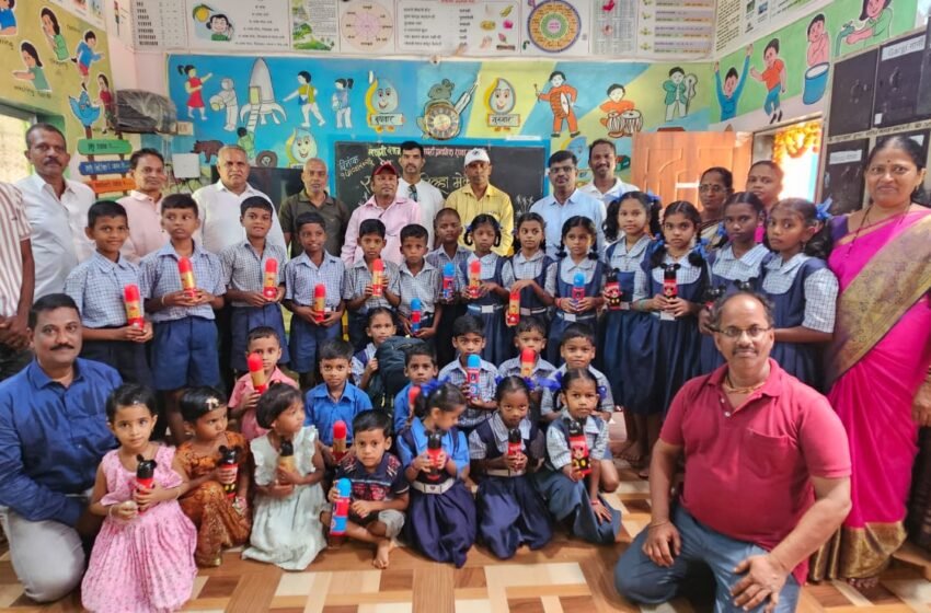  एकता टू-व्हिलर मेकॅनिक असोसिएशनकडून विद्यार्थ्यांसाठी शैक्षणिक साहित्याचे वाटप
