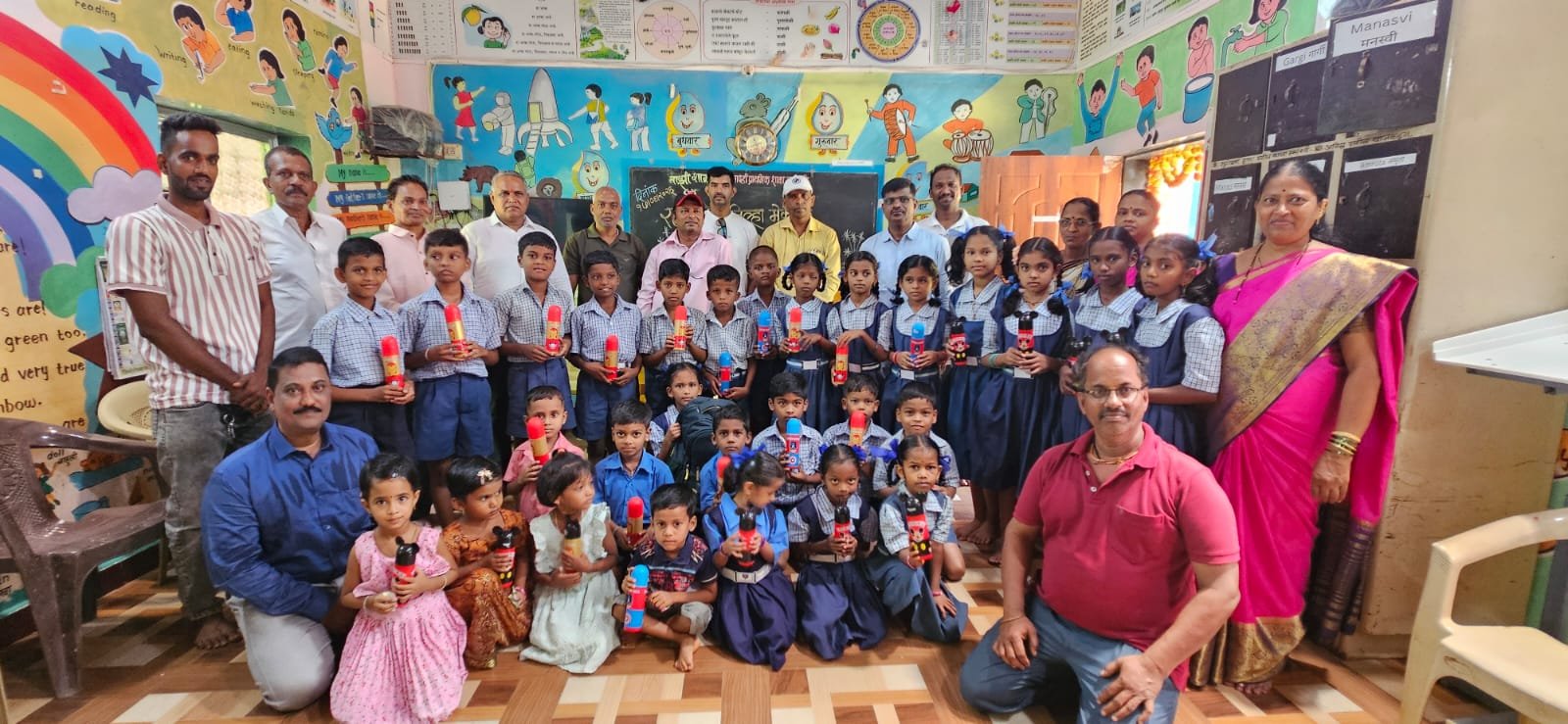 एकता टू-व्हिलर मेकॅनिक असोसिएशनकडून विद्यार्थ्यांसाठी शैक्षणिक साहित्याचे वाटप