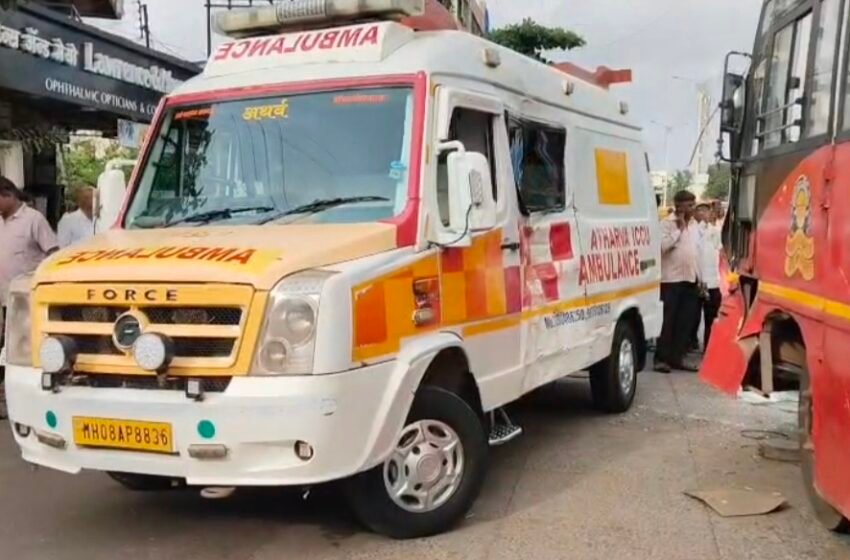  रत्नागिरी आरोग्य मंदिर येथे एसटी बसने ॲम्ब्युलन्सला उडवले