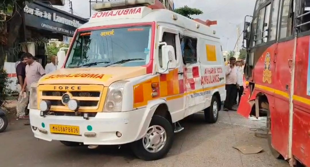 रत्नागिरी आरोग्य मंदिर येथे एसटी बसने ॲम्ब्युलन्सला उडवले