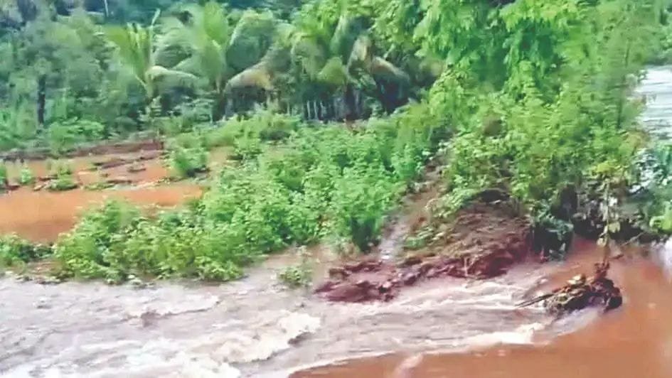 नदीने मार्ग बदलल्याने शेतीचे अतोनात नुकसान