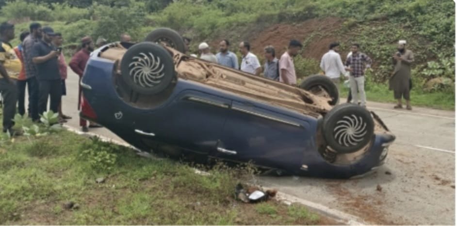 वाकेड येथे भरधाव कार डिव्हायडरवर आदळून अपघात