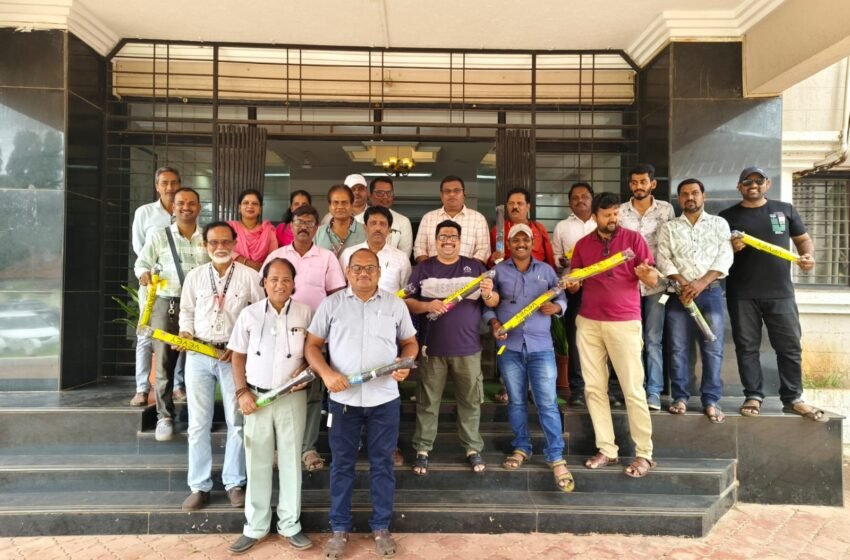  मराठी पत्रकार परिषदेतर्फे पत्रकारांना छत्री वाटप