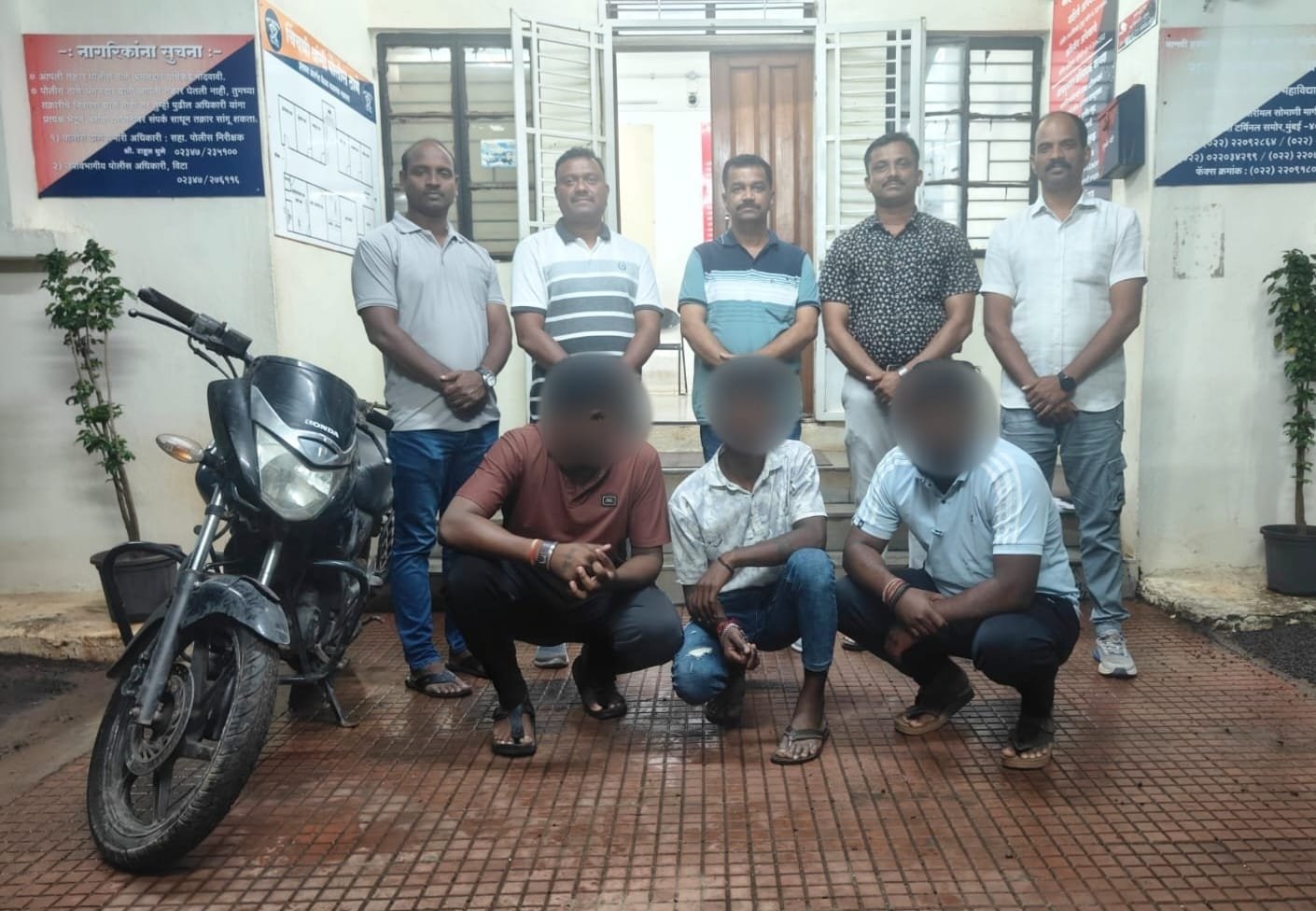 रस्ता विचारण्याच्या बहाण्याने मोबाईल पळवणारी टोळी गजाआड