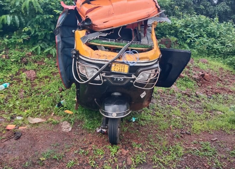  हातखंबा येथे कुत्रा आडवा आल्याने रिक्षा पलटी; चालकासह तिघेजण जखमी