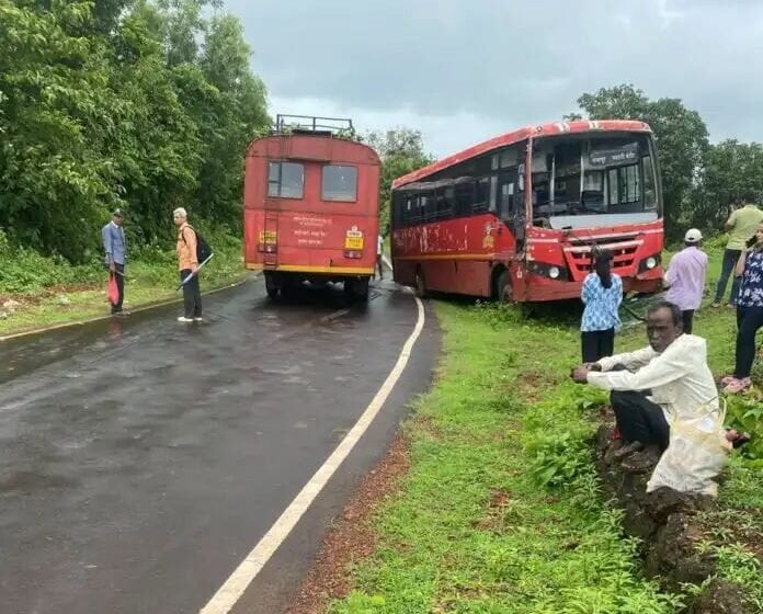  राजापुरात दोन एसटी बस एकमेकांवर आदळून अपघात