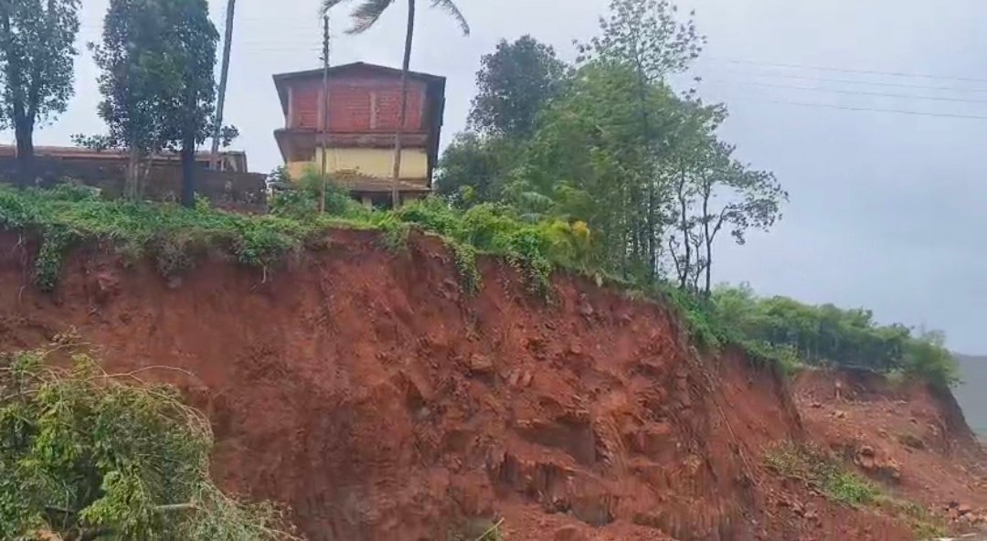 कोळंबे हायस्कूलची धोकादायक इमारत अखेर सील