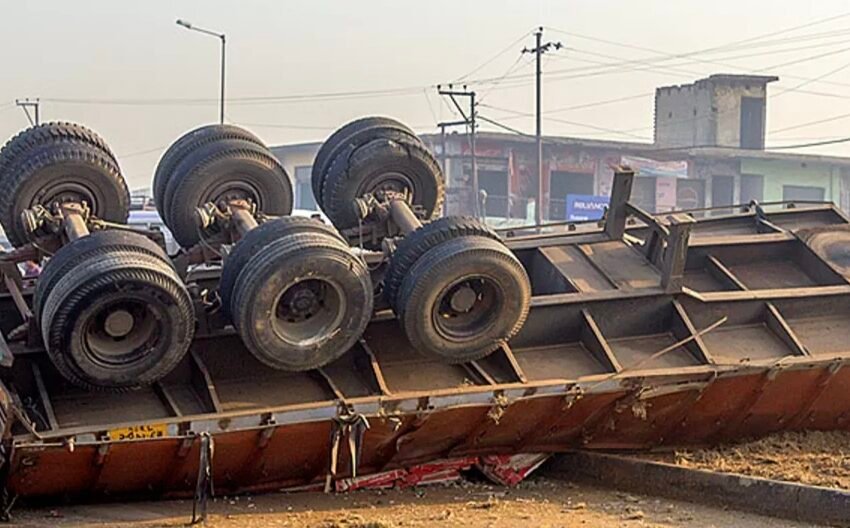  दापोली येथे अवजड ट्रेलर पलटी