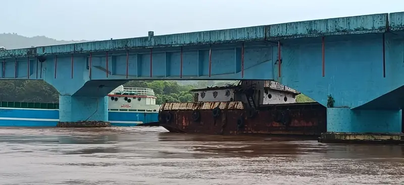  म्हाप्रळ-आंबेत पुलाचे बार्जेसच्या धडकेने नुकसान; बार्ज मालकाविरुद्ध गुन्हा