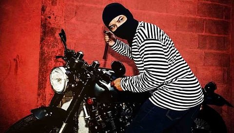  पाली-घडशीवाडीत घरासमोरून दुचाकी चोरी
