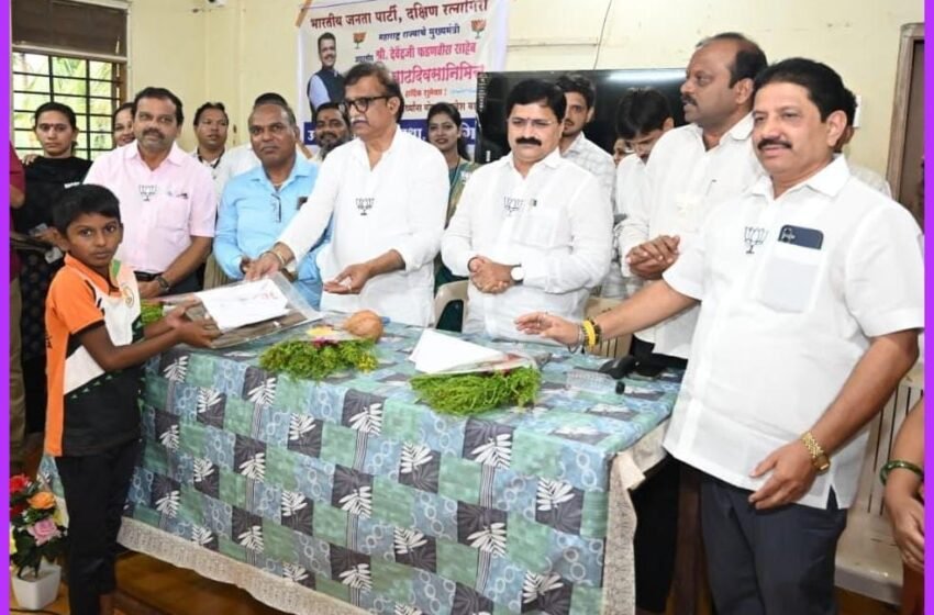  मुख्यमंत्री फडणवीस यांच्या वाढदिवसानिमित्त विद्यार्थ्यांना मोफत गणवेश वाटप