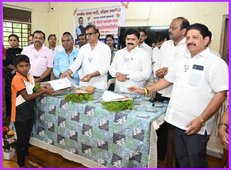 मुख्यमंत्री फडणवीस यांच्या वाढदिवसानिमित्त विद्यार्थ्यांना मोफत गणवेश वाटप