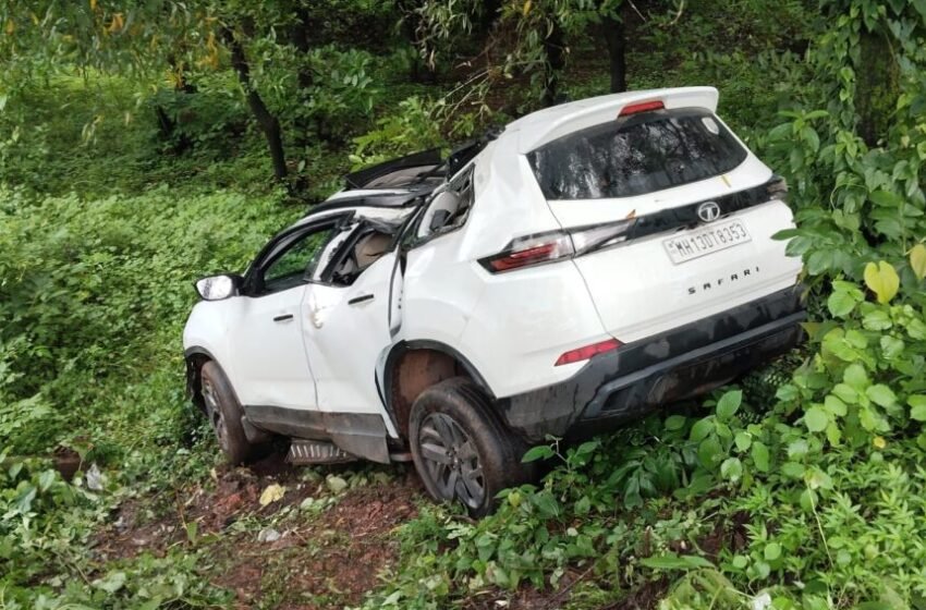  गणपतीपुळे दर्शनावरून परतणाऱ्या सोलापूरच्या भाविकांच्या कारचा अपघात; वाहन १५ फूट दरीत कोसळले
