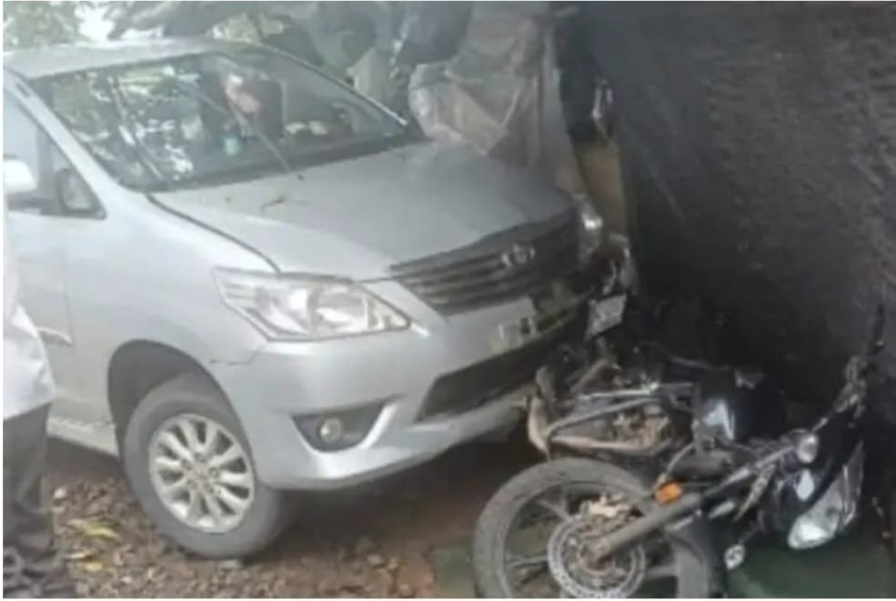 तुरळ येथे इनोव्हा कारची दोन वाहनांना धडक