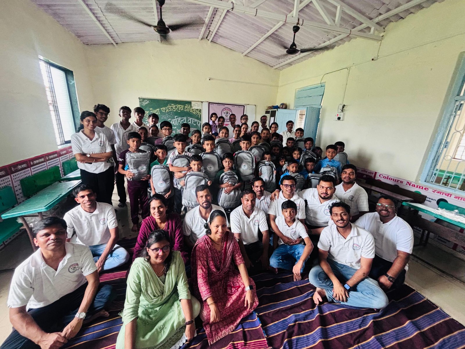 रुद्र सेवा फाऊंडेशनतर्फे कर्जतमधील जिल्हा परिषद शाळेत शालेय साहित्याचे वाटप