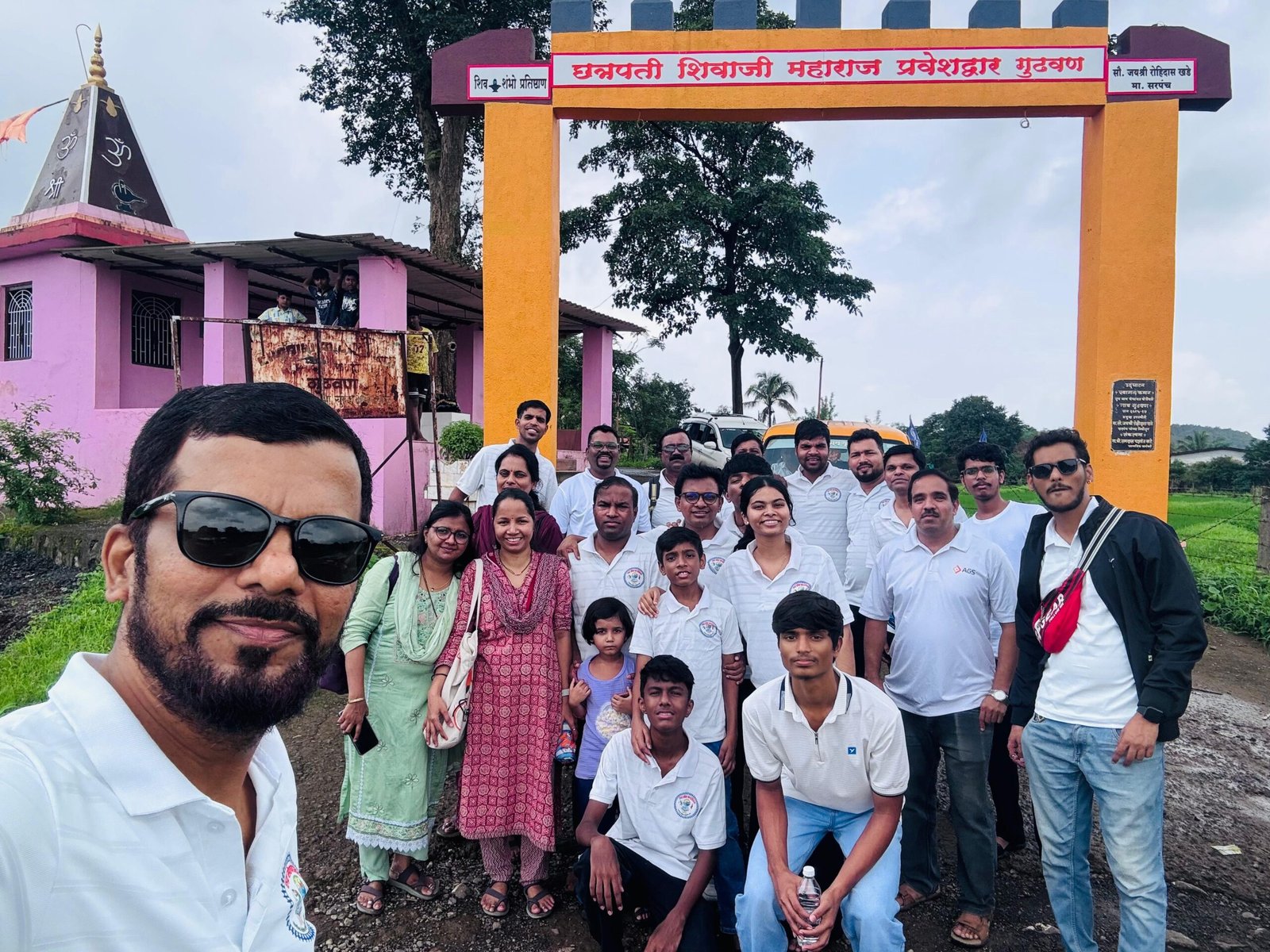 रुद्र सेवा फाऊंडेशनतर्फे कर्जतमधील जिल्हा परिषद शाळेत शालेय साहित्याचे वाटप