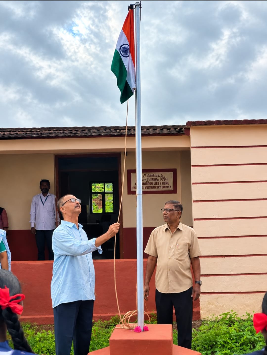 सैतवडे येथील ‘दि मॉडेल इंग्लिश स्कूल’मध्ये शासनाच्या सूचनेनुसार ध्वजवंदन सोहळा उत्साहात संपन्न